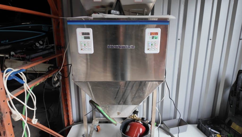 Machine pour peser l'eau et la granulée et faire un substrat de champignons.