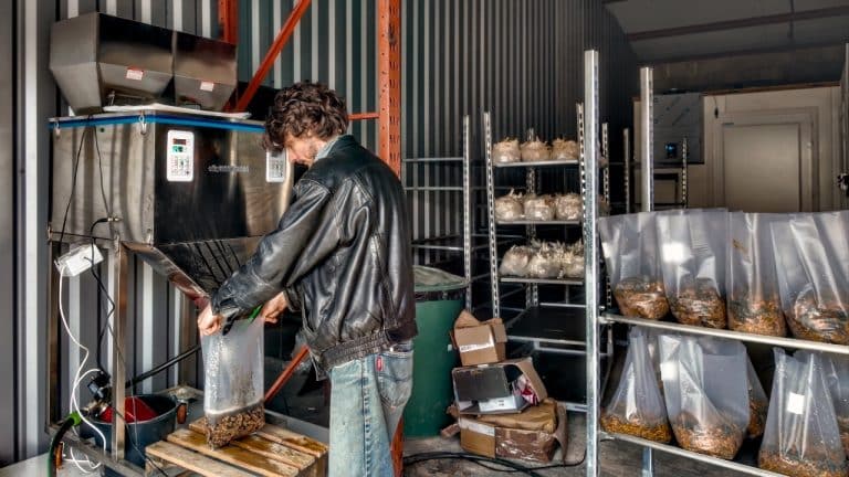 Une machine pour préparer mon substrat à base de granulés très rapidement, en pesant exactement la bonne quantité de granulés et d'eau